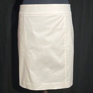 Ann Taylor white cotton twill pencil w/flattering vertical seams & hip pockets